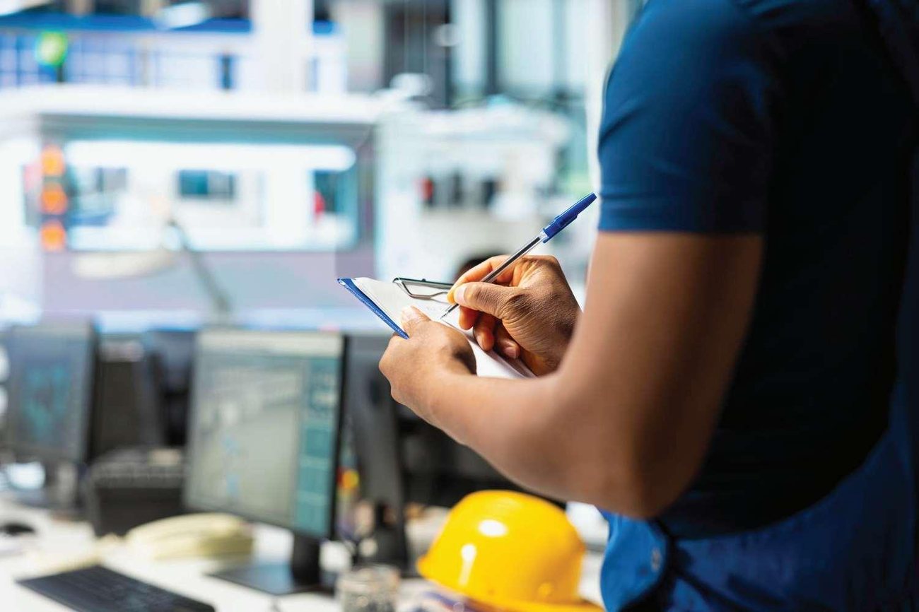 Profissional realizando inspeção técnica em obra